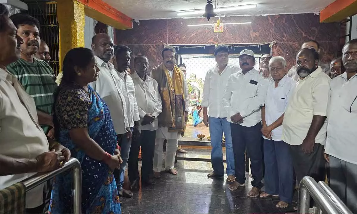 Secunderabad cantonment MLA Ganesh Visits Mahankali Temple in Bollaram