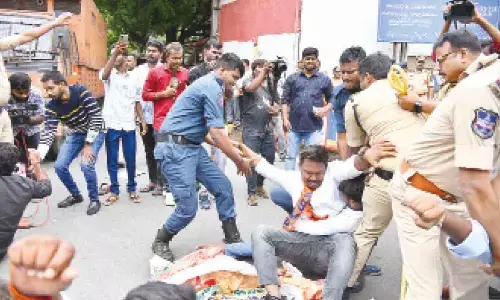 ABVP members stage dharna against pvt school mgmts