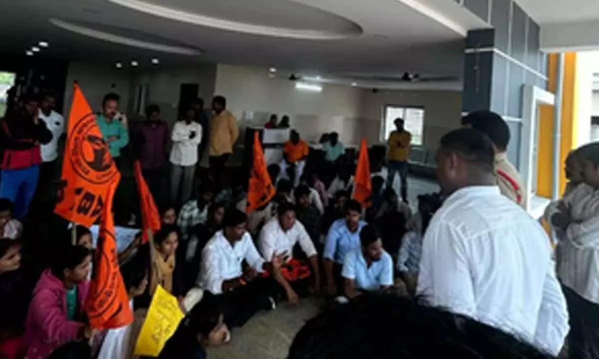 ABVP tries to lay siege to Telangana Public Service Commission