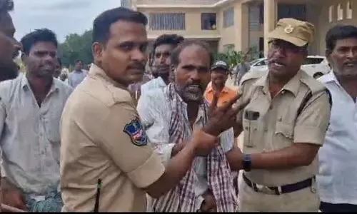 Farmer attempts suicide at Prajavani