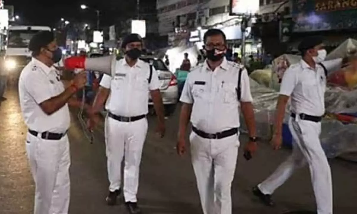 Kolkata Traffic Cop Saves Man from Mob Attack Over False Theft Accusation