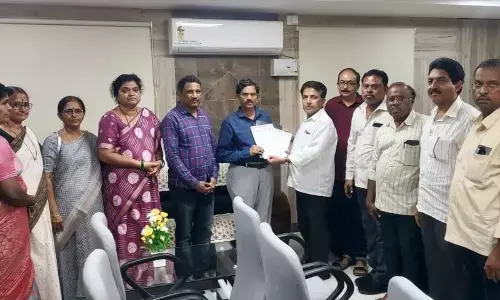 Fill up 2,700 vacancies in LIC, demand employees