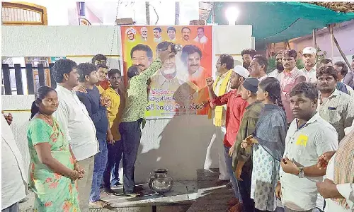 Palabhishekam performed to Naidu, Pawan