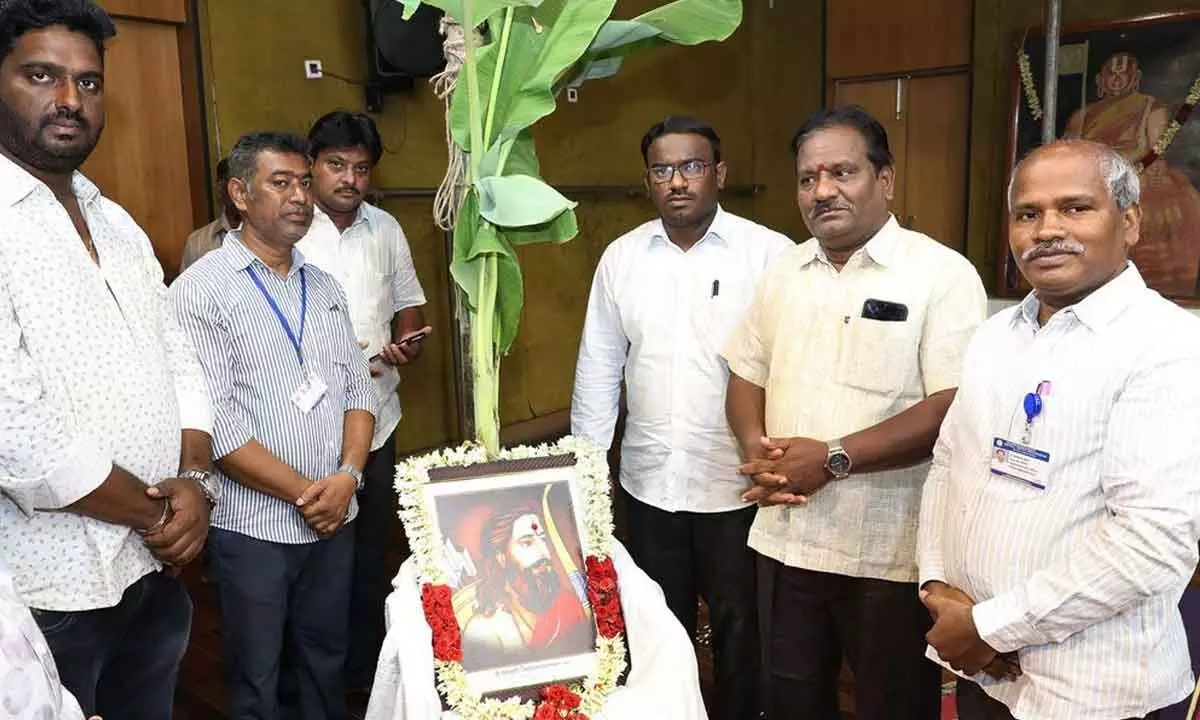 Scholars paying tributes to the portrait of freedom fighter Alluri Sitarama Raju in Tirupati on Thursday