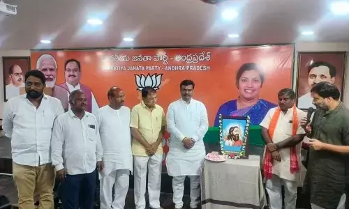 BJP leaders paying tributes to freedom fighter Alluri Sitaramaraju at the state party office in Vijayawada on Thursday