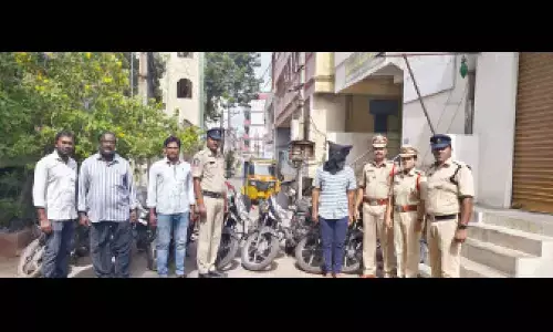 Police with the accused and the bikes recovered from him at Kothapet Police Station in Guntur on Thursday