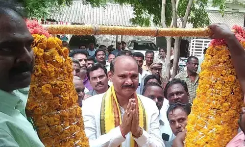 Minister Kolusu Parthasarathy being welcomed by Nuzvid Municipal Corporation staff in Nuzvid on Thursday