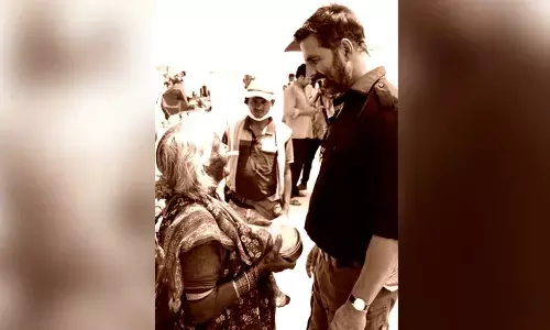 Akshay Kumar offers help to elderly woman boarding her first flight on Sarfira set