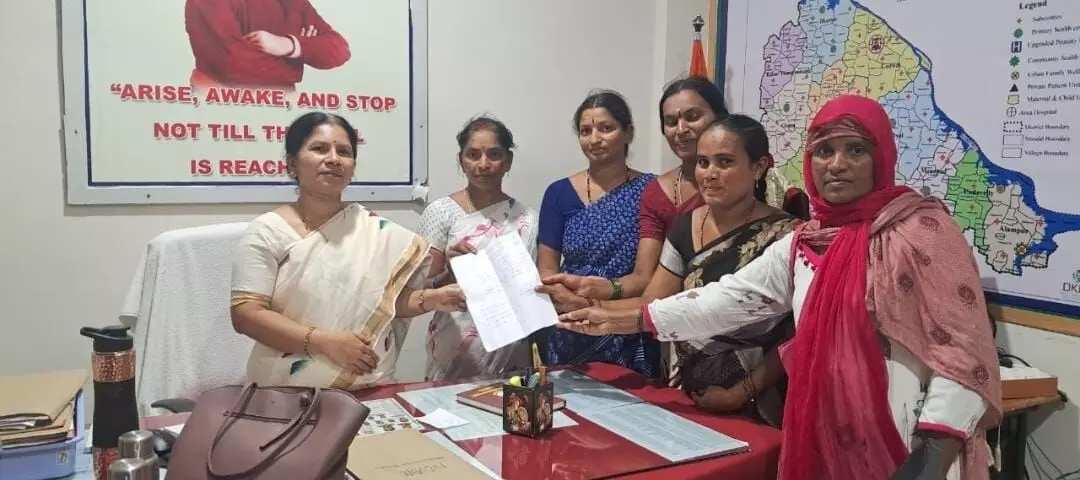 Asha activists submits a pittetion to DM HO to recognise their service