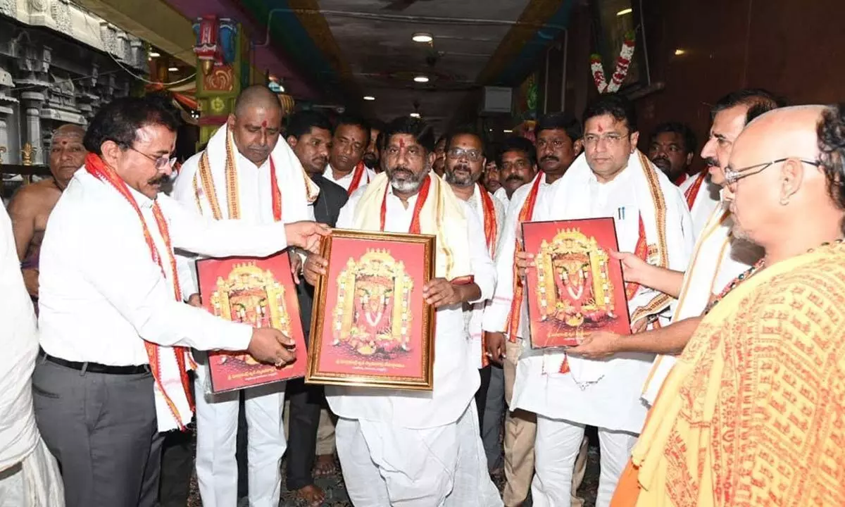 Telangana ministers visit Durga temple