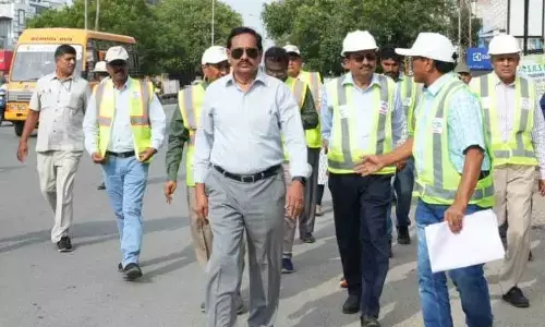 Metro head honcho inspects phase II on NHs, pores over proposals with experts
