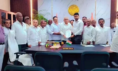 The leadership of pensioners association submits a pittetion to the DC