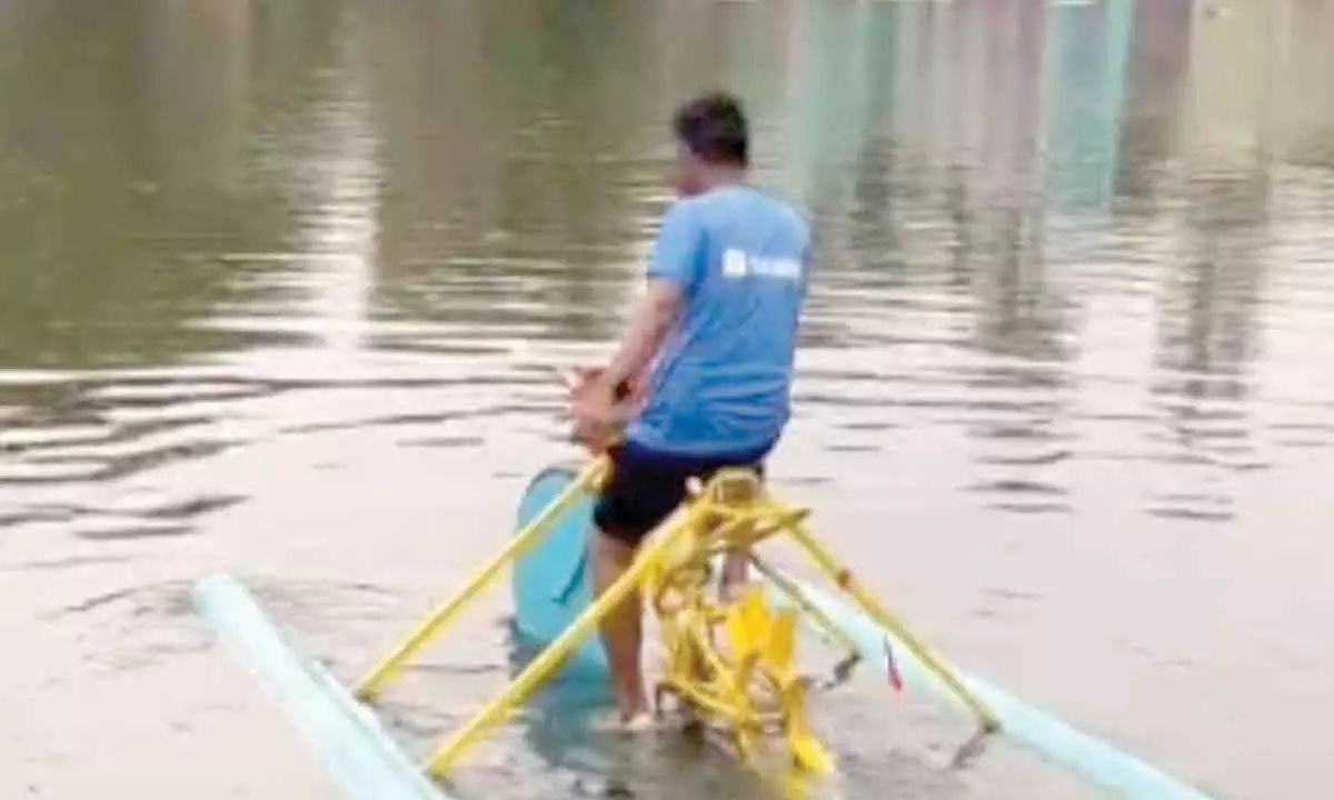 Paddling ‘Sea-Horse’ to fish out trash from ponds