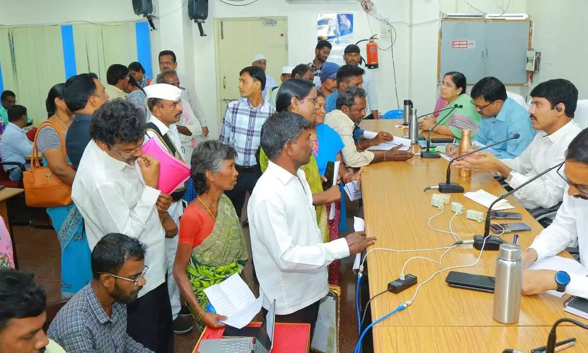 Dispose grievances of public without delay: DC