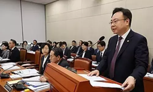 South Korea vows to persuade trainee doctors to return to work