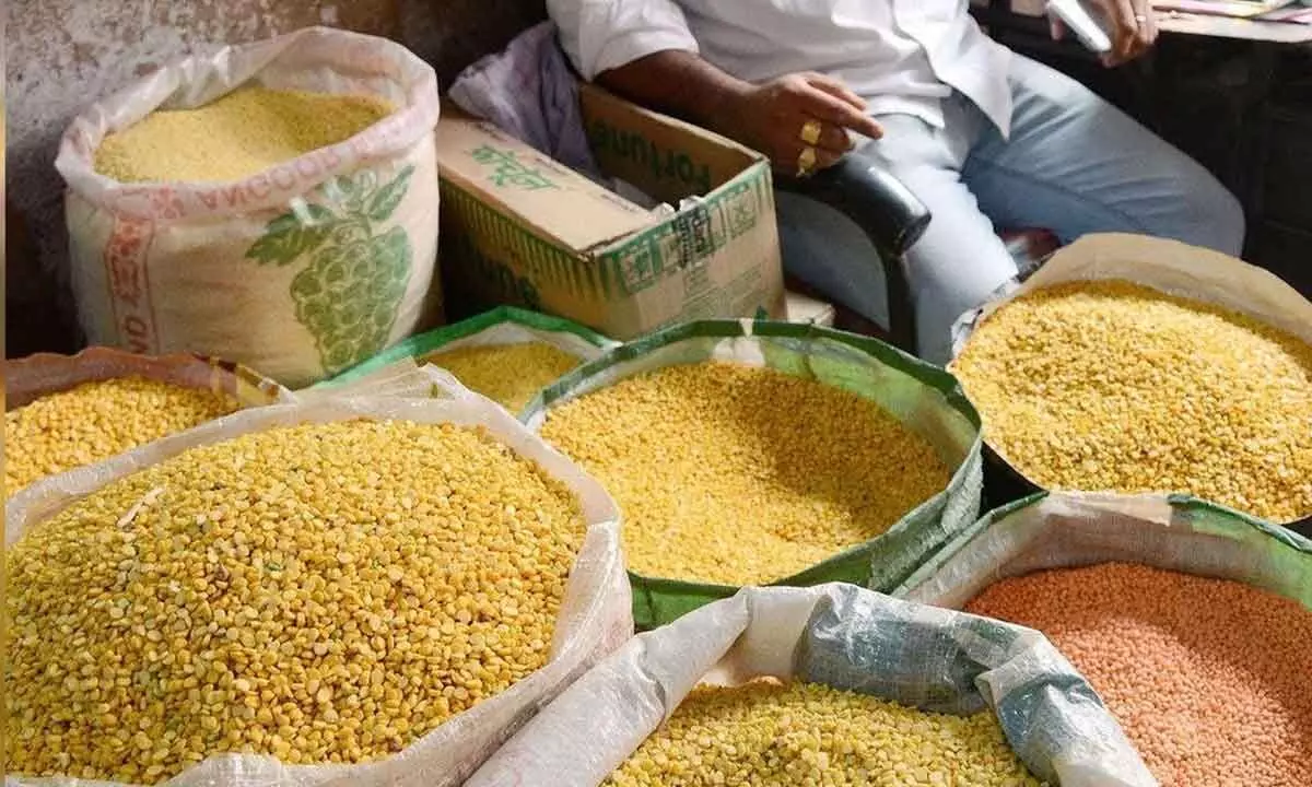 Centre asks major retailers to follow declining mandi prices of key pulses