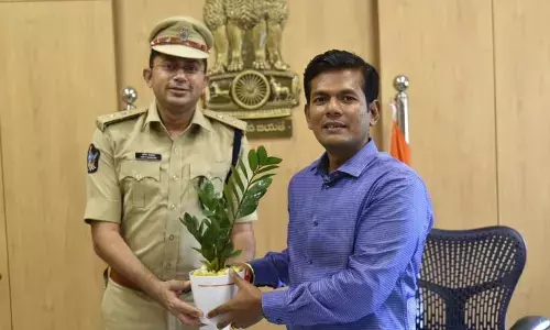 SP Amit Bardar calling on district collector AS Dinesh Kumar on Tuesday