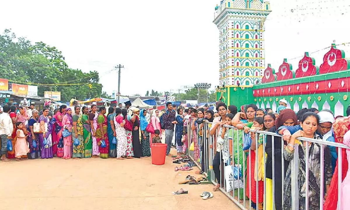 Thousands attend Rottela Panduga on first day