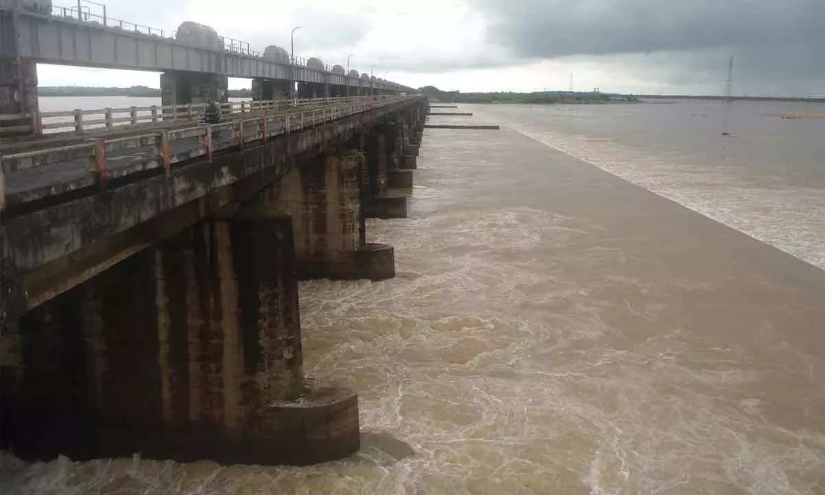 Godavari river overflows at Dowleswaram barrage, reaches 10.8 ft