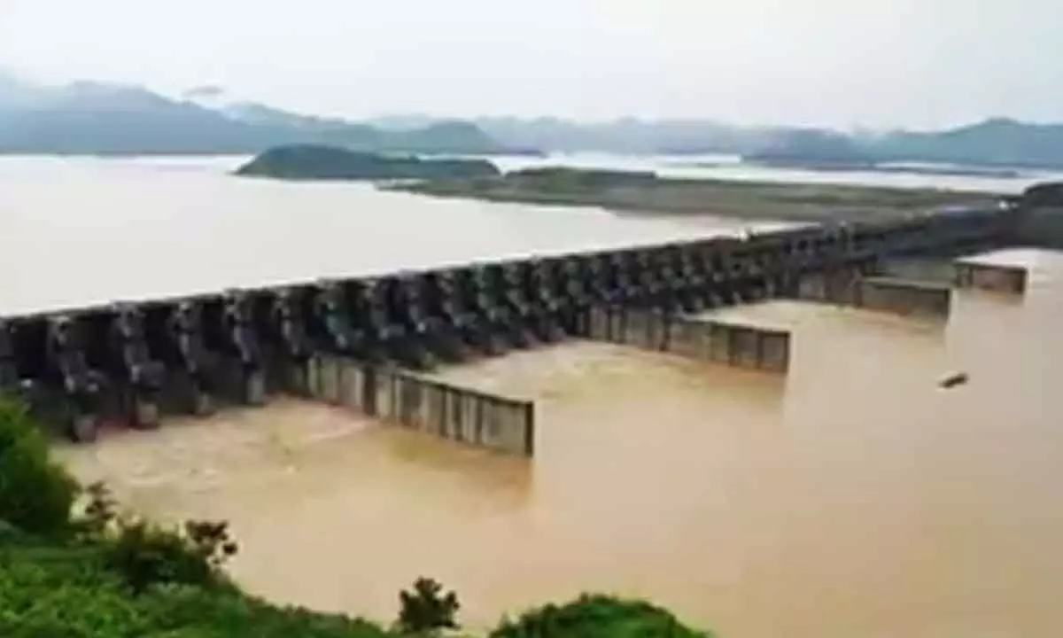 Godavari in spate, heavy rain hits normal life in Andhra Pradesh