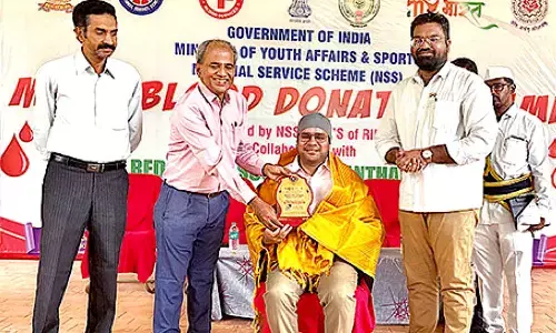 Joint Collector donates blood