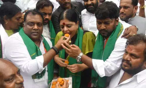 Farm loan waiver: Cong bursts into festive mood