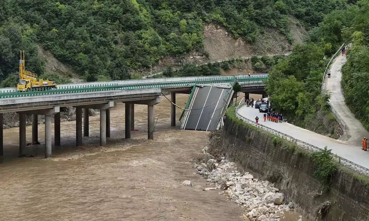 Thousands search for victims of China bridge collapse