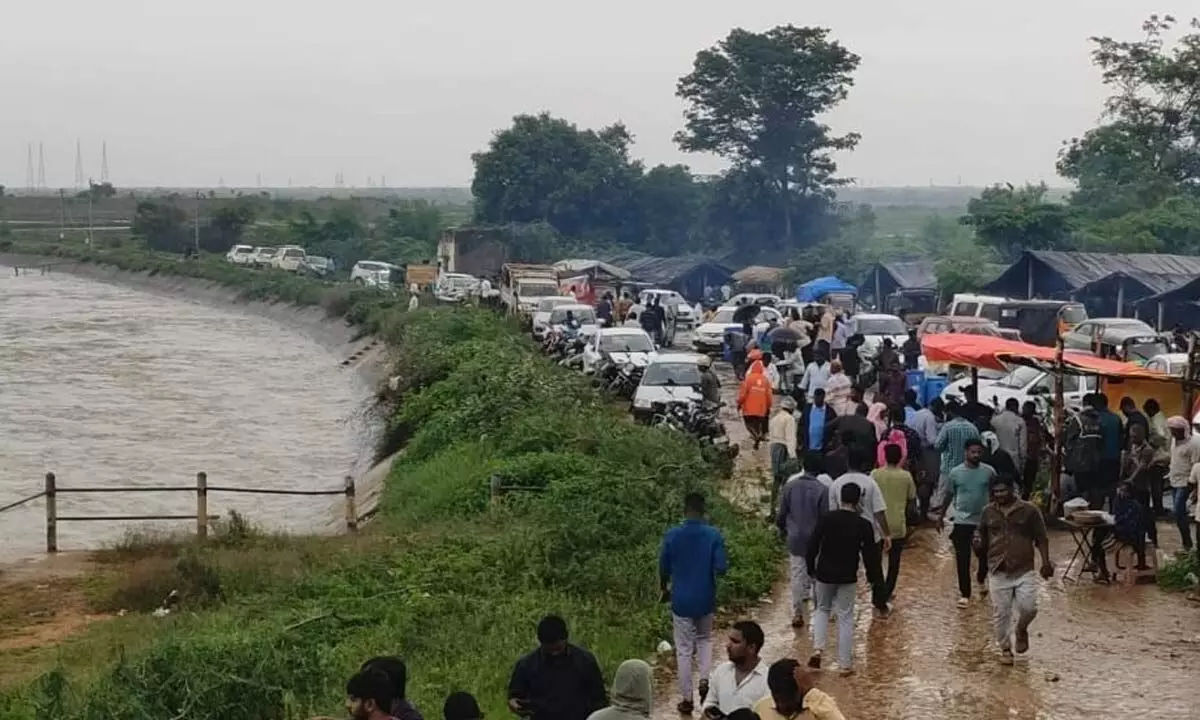 Heavy flooding Scenes Draw Crowds at Jurala