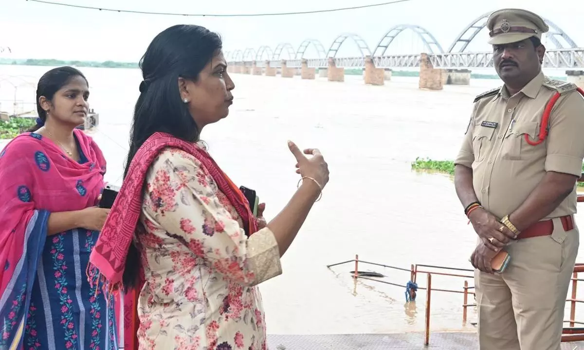 While inspecting the flood situation at Pushkar Ghat in Rajamahendravaram on Monday, East Godavari District Collector Prasanthi advising the police on safety measures to be taken in the flooded areas