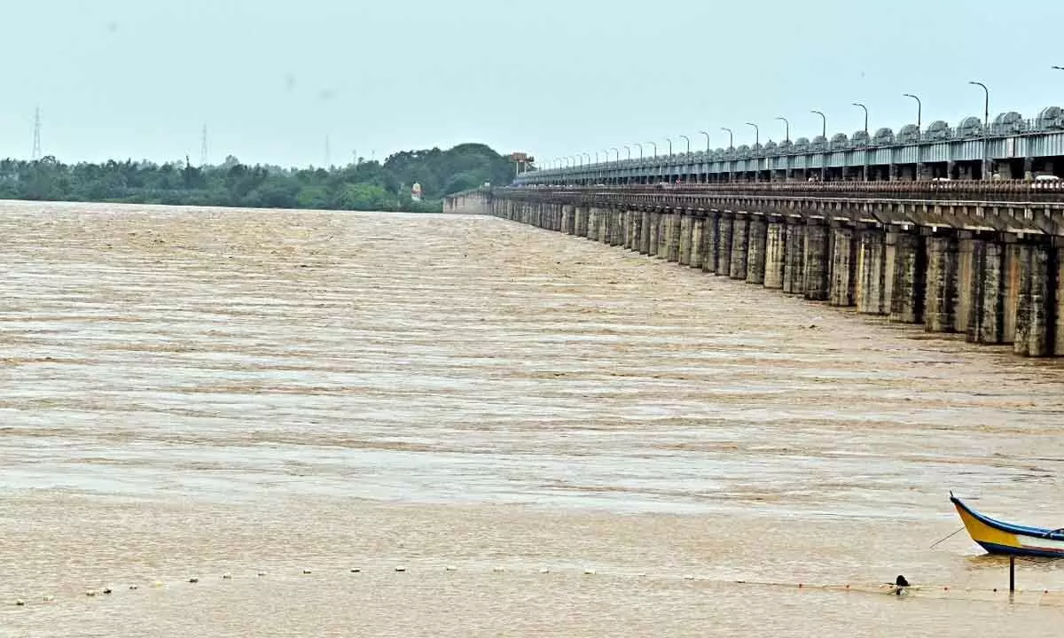 Godavari flood flows beyond the second warning level at Dowleswaram