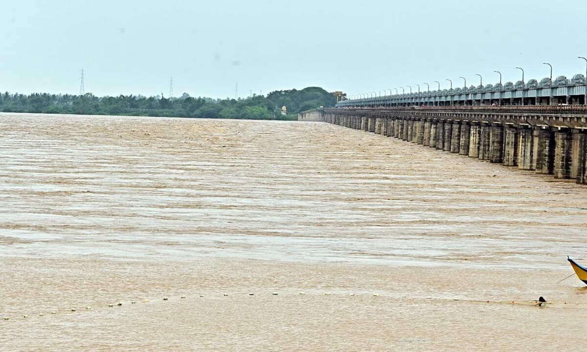 Five districts on edge as Godavari flood water rises