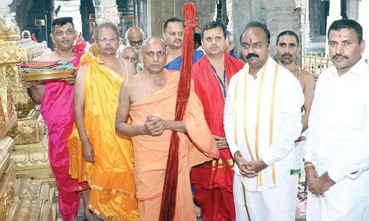 Sri Padarajamutt chief Pontiff visits Tirumala