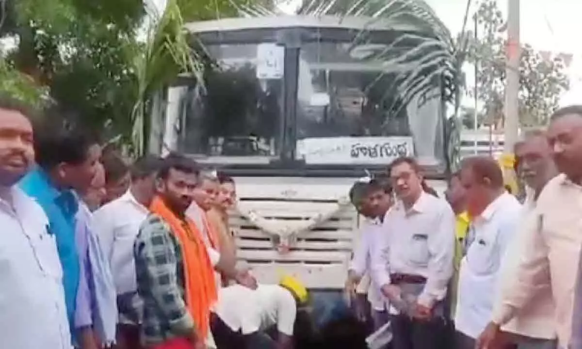 Students thank Lokesh for arranging bus