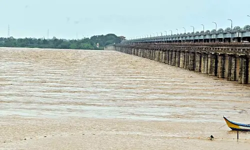 Godavari flood flows beyond the second warning level at Dowleswaram