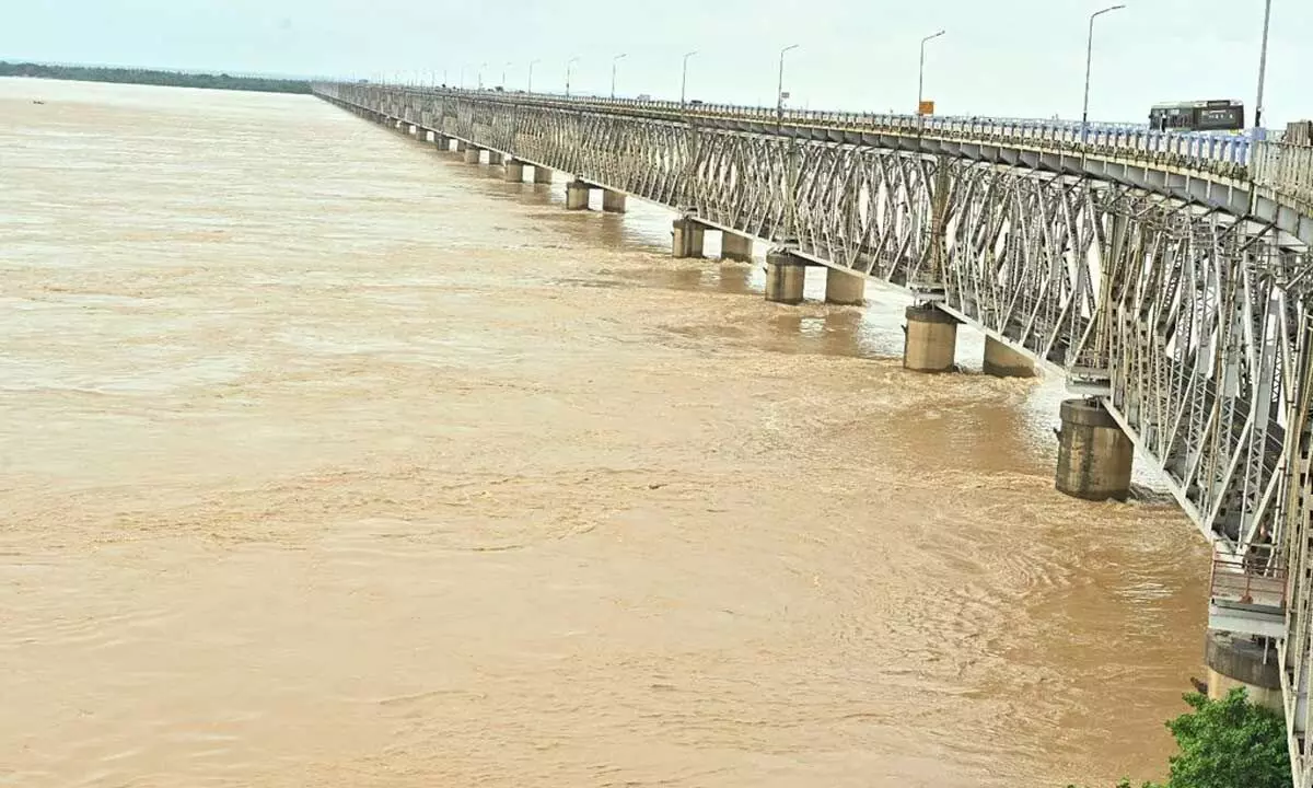 Flood surge at Rajahmundry road-cum-rail bridge