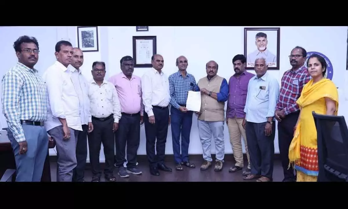 Yogi Vemana University staff with Prof  MV Shankar