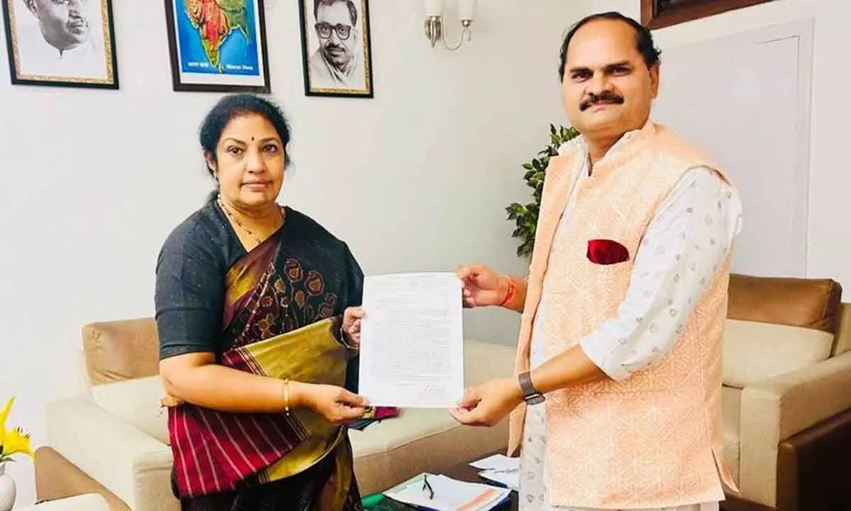 Gajuwaka BJP convener Karanamreddy Narasinga Rao submitting a memorandum to BJP state  president Daggubati Purandeswari on Thursday