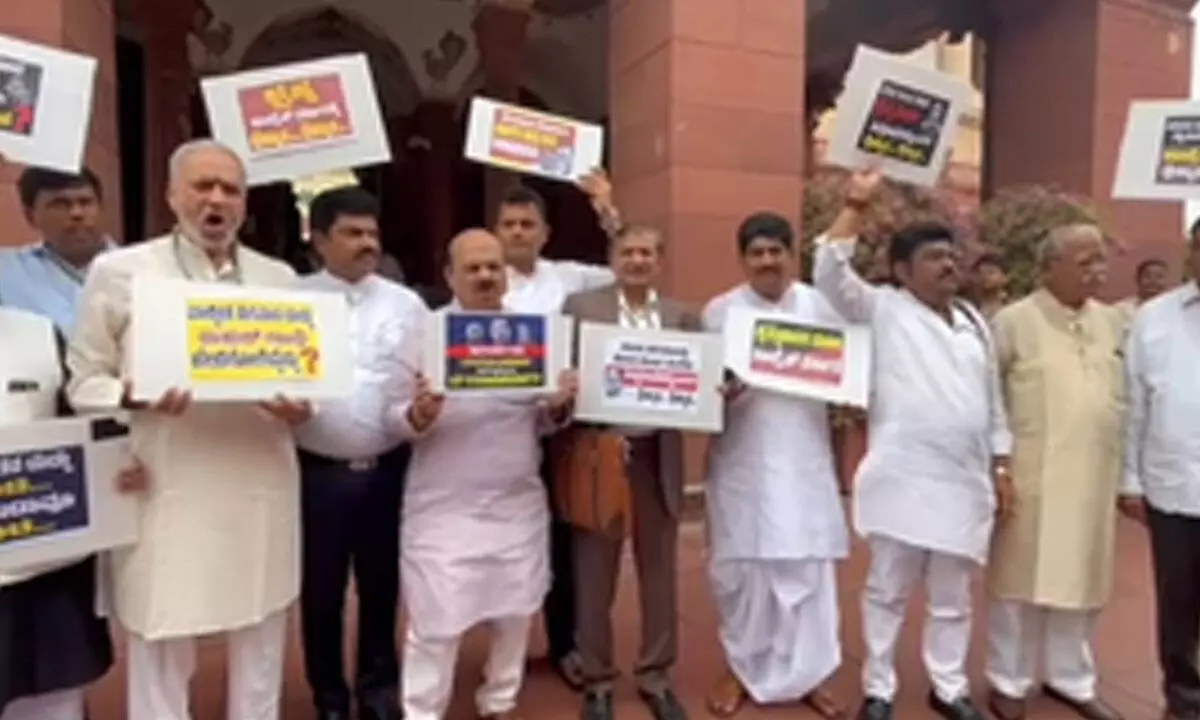 Ktaka BJP, JD(S) MPs protest in Delhi demanding CM Siddaramaiahs resignation