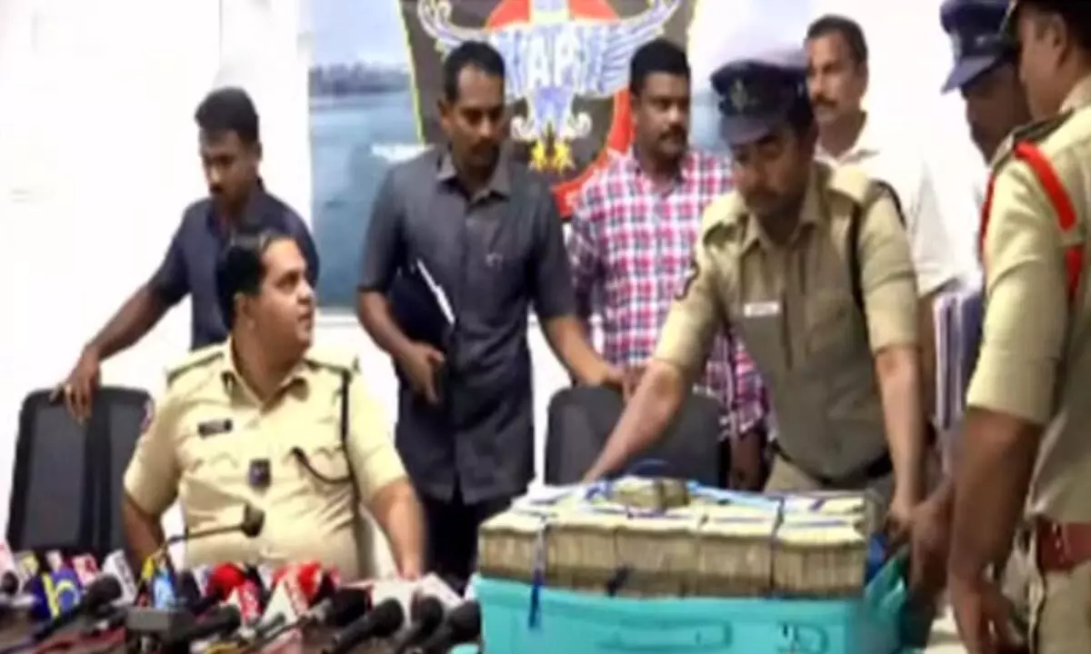 Police busts Rs. 2.2 Crore Theft Case in Rajahmahendravaram, seized cash