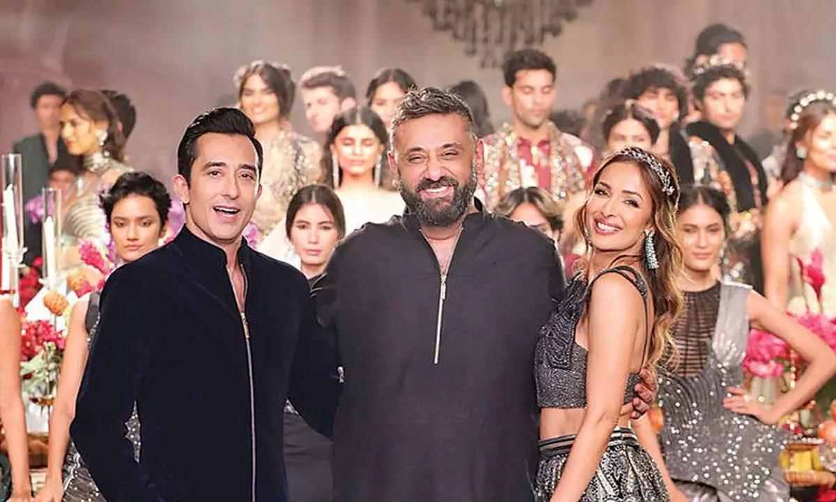 FDCI Couture Week: Malaika dazzles in Siddartha Tytler’s black & golden lehenga