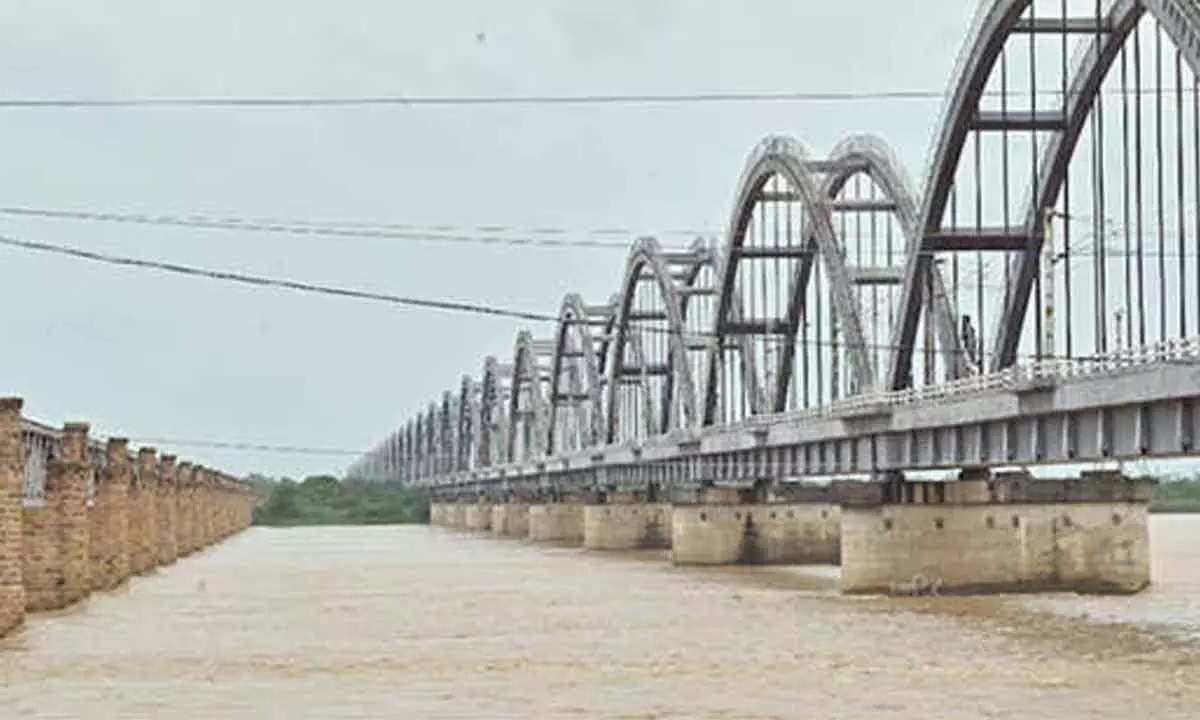 Godavari flood surge continues; 2nd warning issued at Dowleswaram