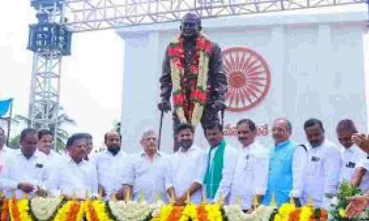 CM Revanth unveils Jaipal Reddy’s statue in Kalwakurthy