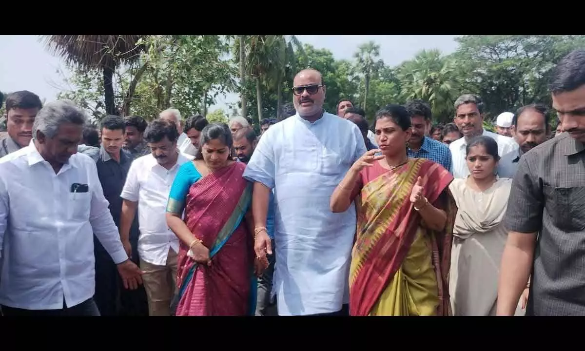 A group of ministers visiting the flood-affected areas of Erra Kaluva in Nidadavole constituency on Sunday