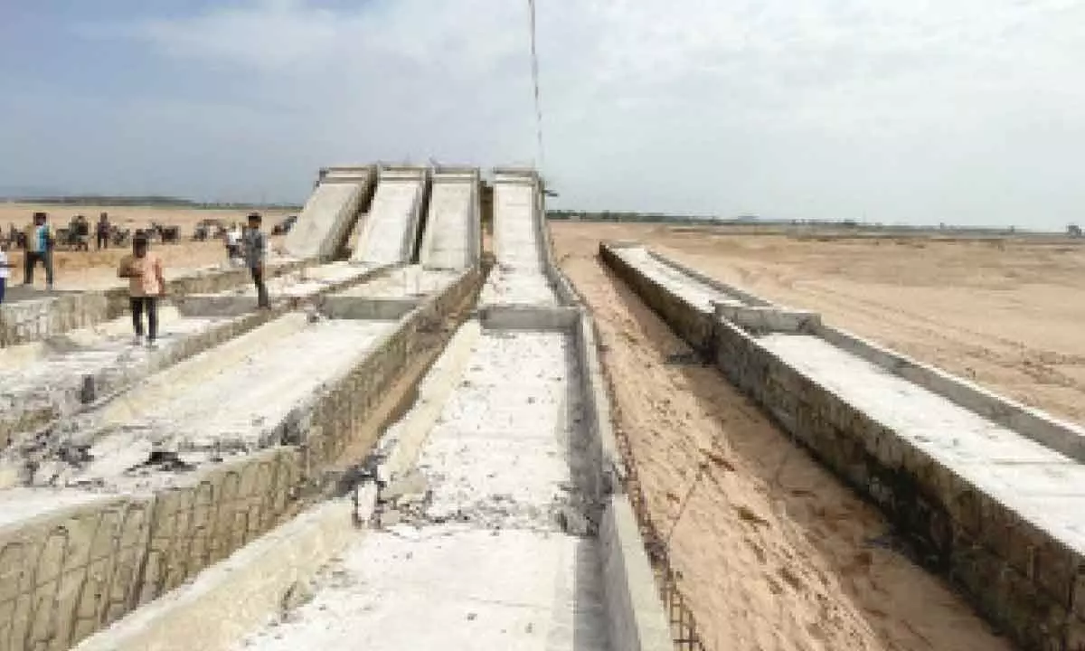 Bridges standing on support of timber, finally collapse