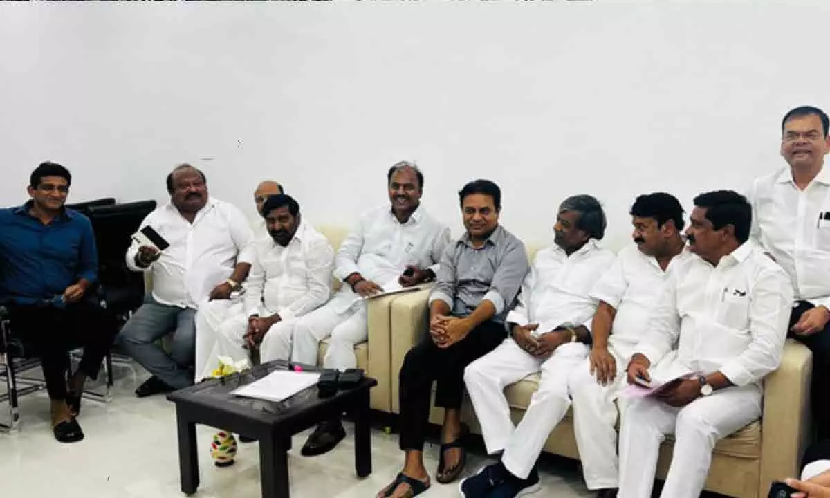 Gadwal MLA set to return to BRS, meets KTR