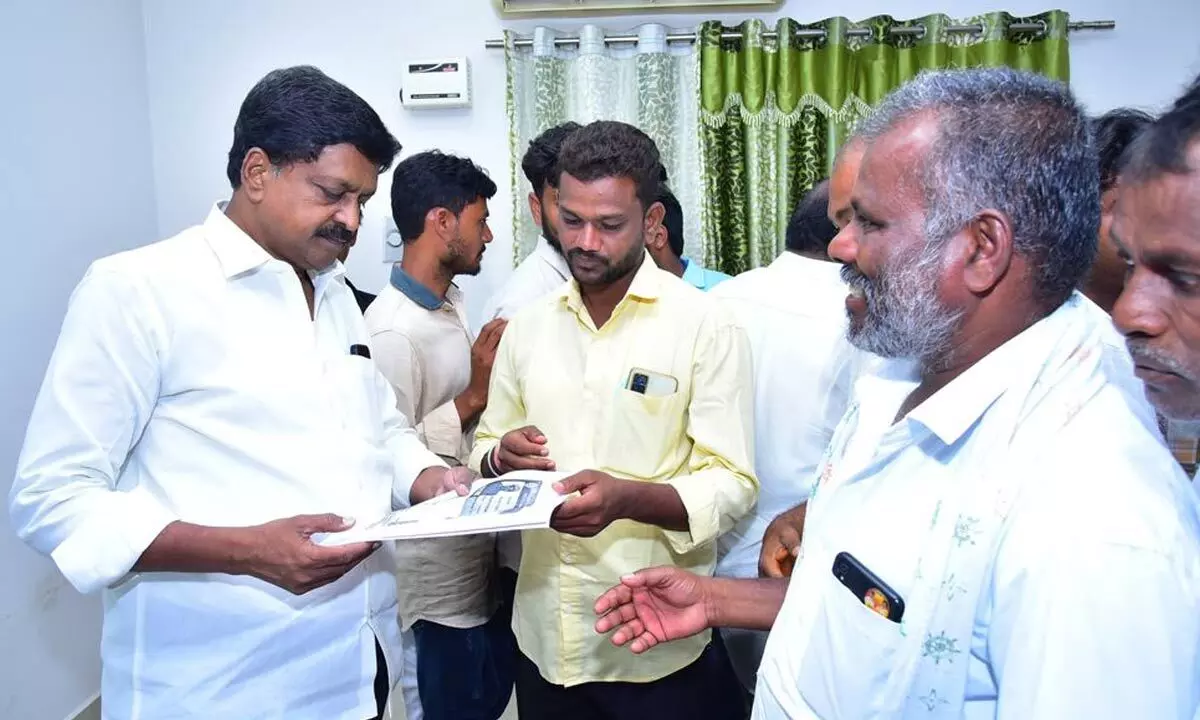 Finance Minister Payyavula Keshav receiving petitions from the people at the ‘Praja Darbar’ in Anantapur on Tuesday