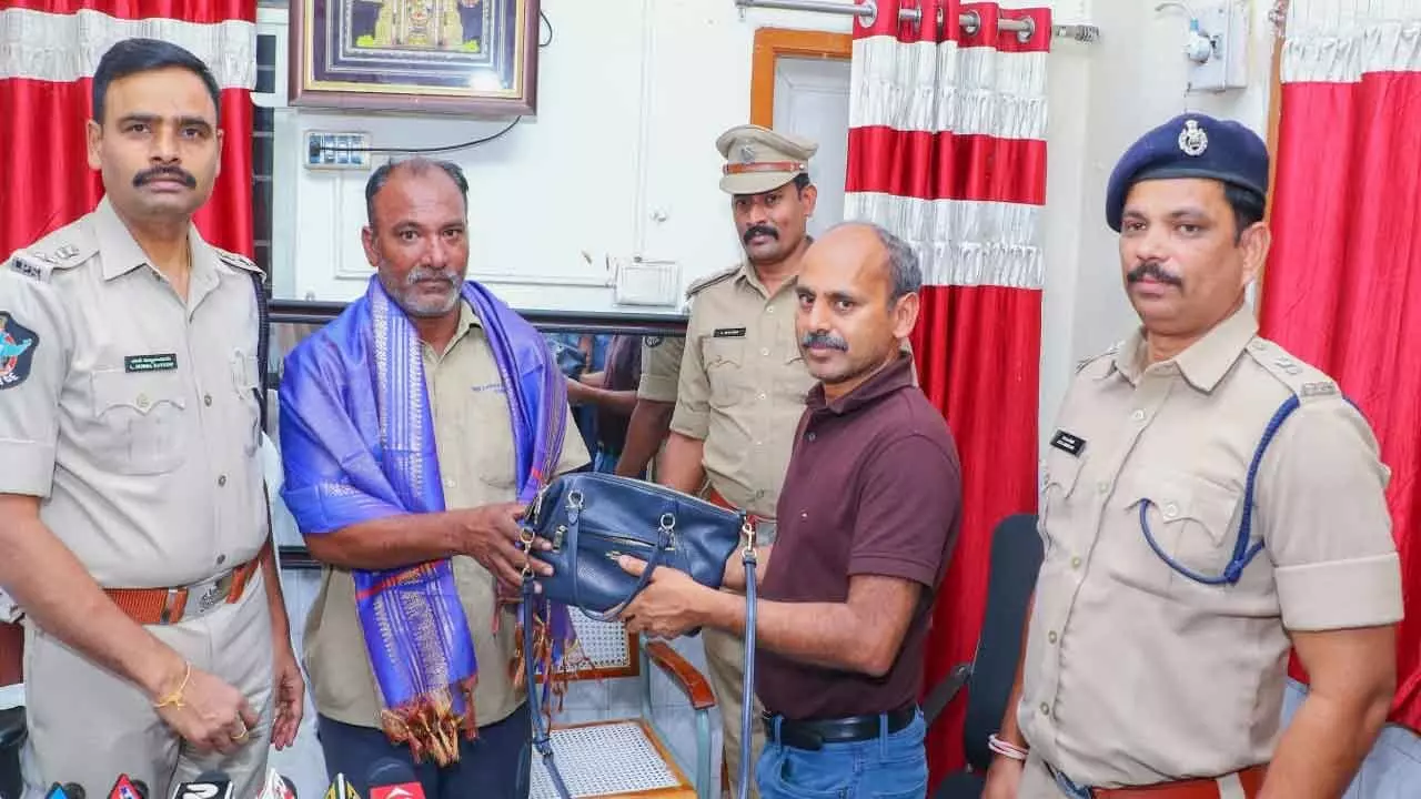 Jeep driver helps a pilgrim  pilgri get back his bag containing valuables