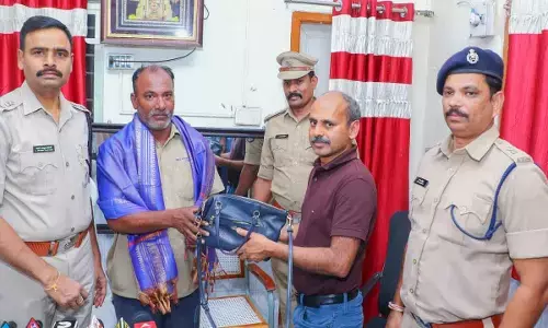 Jeep driver helps a pilgrim  pilgri get back his bag containing valuables