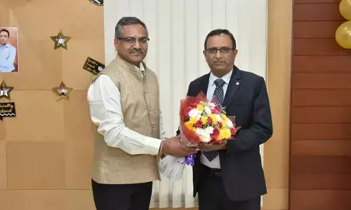 Puneet Kumar, Zonal Manager greeting Zonal Manager LK Shamsunder