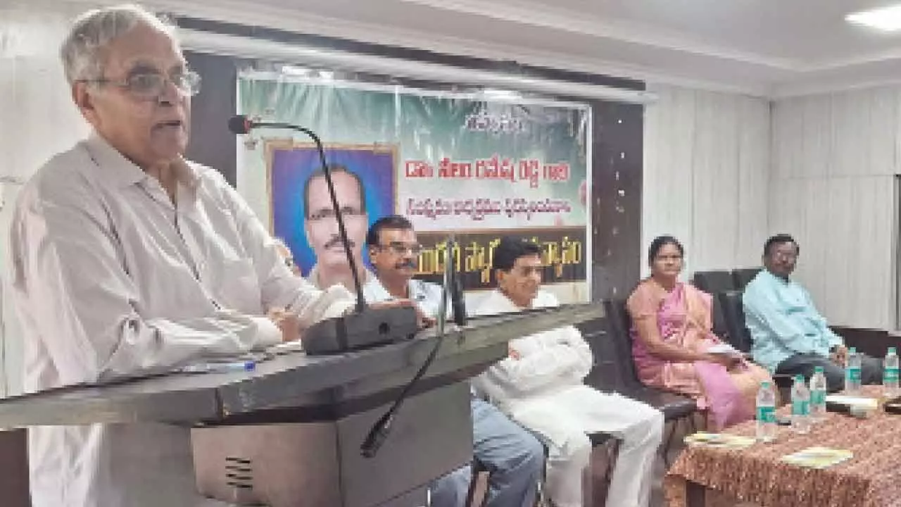 Dr Chakrapani, former Commissioner of Intermediate Board,  delivering a memorial lecture on educationist Dr Neelam Ramesh Reddy at Arts College in Anantapur on Sunday